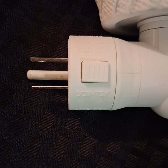 Scentsy Under Wraps Halloween Mummy Plug-In Wax Warmer With Box & Bulb *RETIRED* - Picture 10 of 15